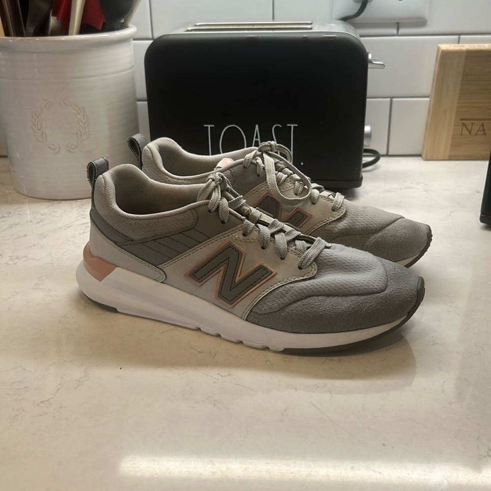 Women’s New Balance 009’s